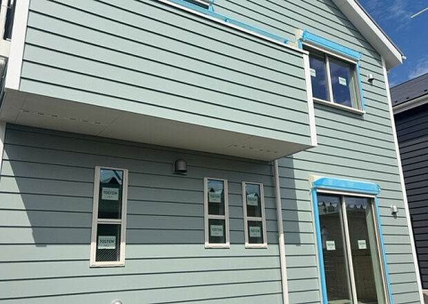 木造住宅とは土台、壁、柱など建築物の強度を支える構造体の材に木が使用されている構造を指します。構造体は建物の自重を支えるだけではなく風圧や水圧、積裁荷重などあらゆる衝撃に耐えるための基礎です。