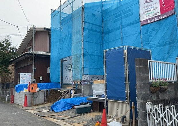 住宅用の土地では前面道路に2m以上接していなければならないと法律で定められています。しかし、お持ちの車のサイズやライフスタイルなどにより、2mでは利便が悪い場合もございますので、事前に確認しましょう。