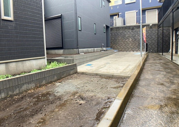 木造住宅とは土台、壁、柱など建築物の強度を支える構造体の材に木が使用されている構造を指します。構造体は建物の自重を支えるだけではなく風圧や水圧、積裁荷重などあらゆる衝撃に耐えるための基礎です。