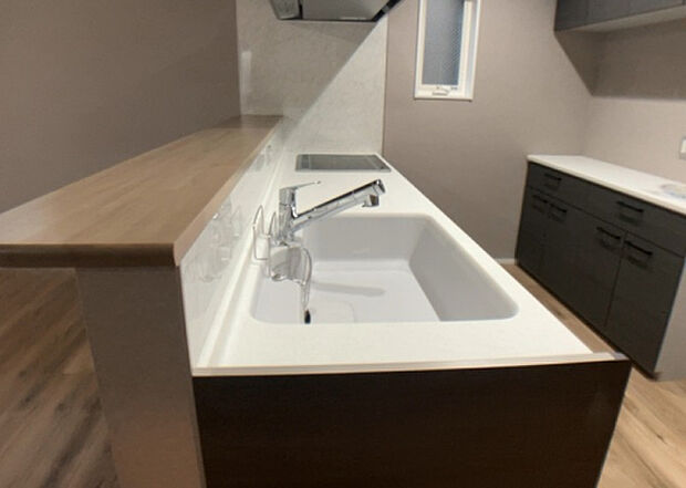 標準的なシステムキッチンの横幅は、165cm～300cm程度です。2100・2400・2550・2700などミリ単位で表記されます。普段どのように料理をするのかを想定しながら合ったサイズを選びましょう