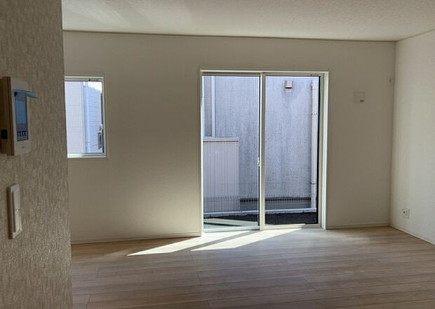 リビングの間取りの種類は大きくわけてリビングとダイニングが別になっているタイプ、リビングダイニング一体型です。どちらも一長一短ですので、家を選ぶ時はその両面をチェックして決めるようにしましょう。