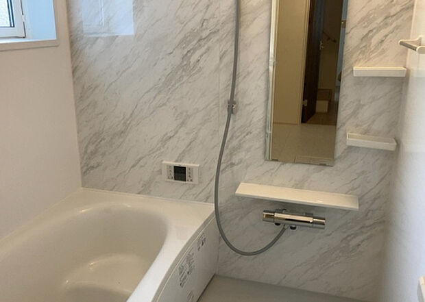 入浴時の快適さも大事なことですが、綺麗な状態を維持できなければ気持ちよく入浴できません。毎日の掃除が楽という点は大事なポイントになります!カビが生えにくく掃除がしやすい、壁や浴槽を選ぶといいでしょう。