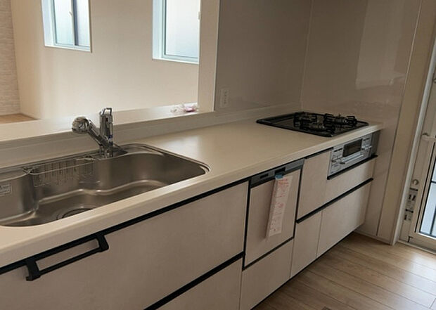 標準的なシステムキッチンの横幅は、165cm~300cm程度です。2100・2400・2550・2700などミリ単位で表記されます。普段どのように料理をするのかを想定しながら合ったサイズを選びましょう