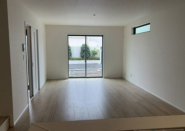 リビングの間取りの種類は大きくわけてリビングとダイニングが別になっているタイプ、リビングダイニング一体型です。どちらも一長一短ですので、家を選ぶ時はその両面をチェックして決めるようにしましょう。