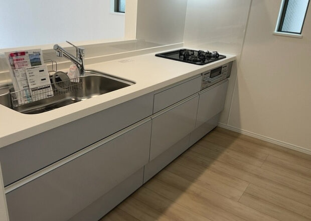 標準的なシステムキッチンの横幅は、165cm～300cm程度です。2100・2400・2550・2700などミリ単位で表記されます。普段どのように料理をするのかを想定しながら合ったサイズを選びましょう