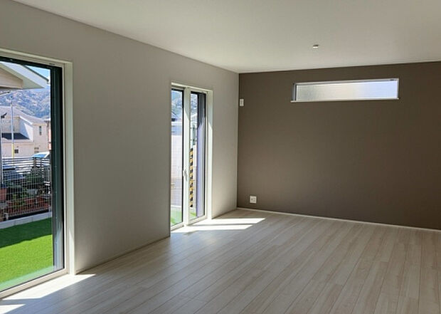 リビングの間取りの種類は大きくわけてリビングとダイニングが別になっているタイプ、リビングダイニング一体型です。どちらも一長一短ですので、家を選ぶ時はその両面をチェックして決めるようにしましょう。