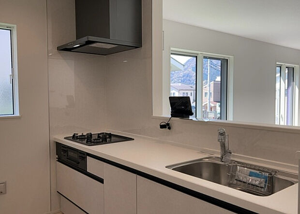 標準的なシステムキッチンの横幅は、165cm～300cm程度です。2100・2400・2550・2700などミリ単位で表記されます。普段どのように料理をするのかを想定しながら合ったサイズを選びましょう