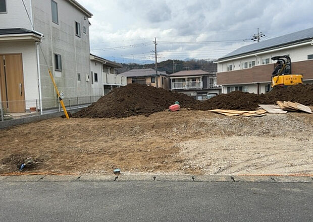 住宅用の土地では前面道路に2m以上接していなければならないと法律で定められています。しかし、お持ちの車のサイズやライフスタイルなどにより、2mでは利便が悪い場合もございますので、事前に確認しましょう。