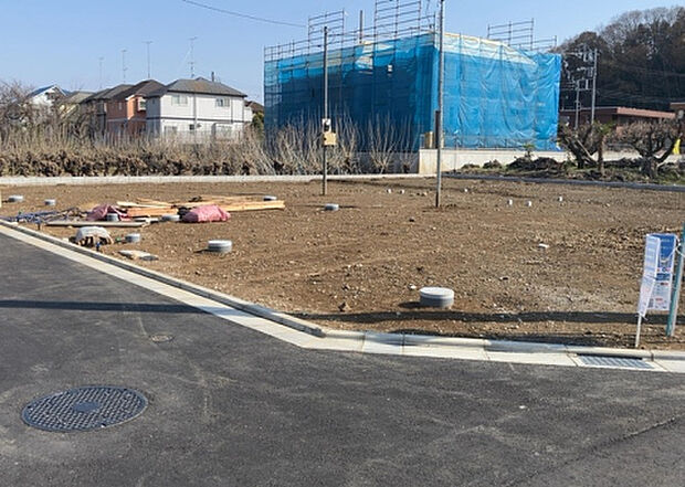 住宅用の土地では前面道路に2m以上接していなければならないと法律で定められています。しかし、お持ちの車のサイズやライフスタイルなどにより、2mでは利便が悪い場合もございますので、事前に確認しましょう。