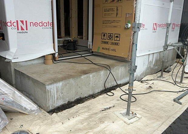 木造住宅とは土台、壁、柱など建築物の強度を支える構造体の材に木が使用されている構造を指します。構造体は建物の自重を支えるだけではなく風圧や水圧、積裁荷重などあらゆる衝撃に耐えるための基礎です。