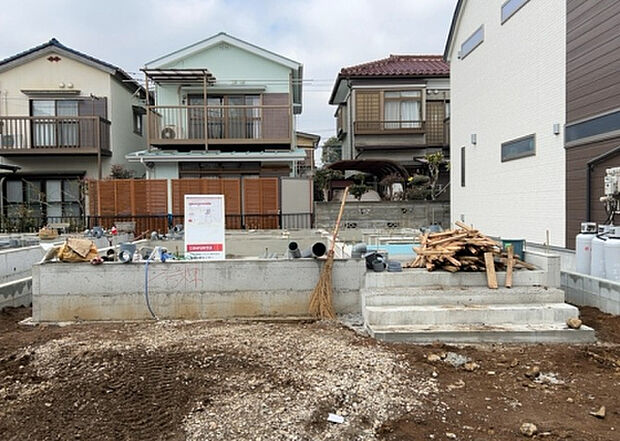 現地をご見学に行く際は、道路の幅や周辺の交通量、施設などをご確認頂くことをおすすめします！ある程度イメージをつけたいという場合は、同売主の施工事例や完成パースもお見せします。