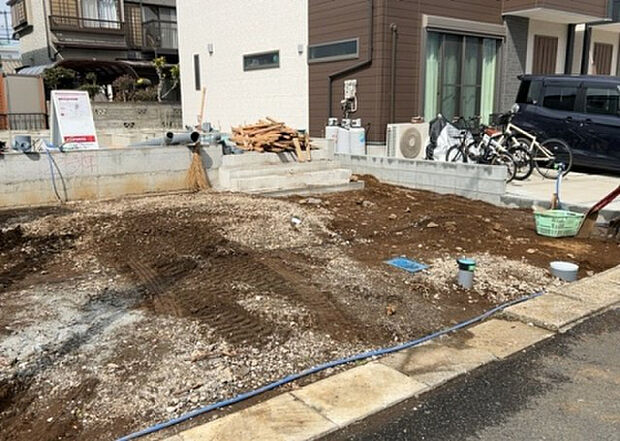 車一台あたりに必要なスペースは、標準サイズの普通自動車で横幅2m50cm、長さ5mは必要になります。ただし、乗降のことも考慮して横幅3m30cm、長さ5m50cmほどは確保できるところを選びましょう。