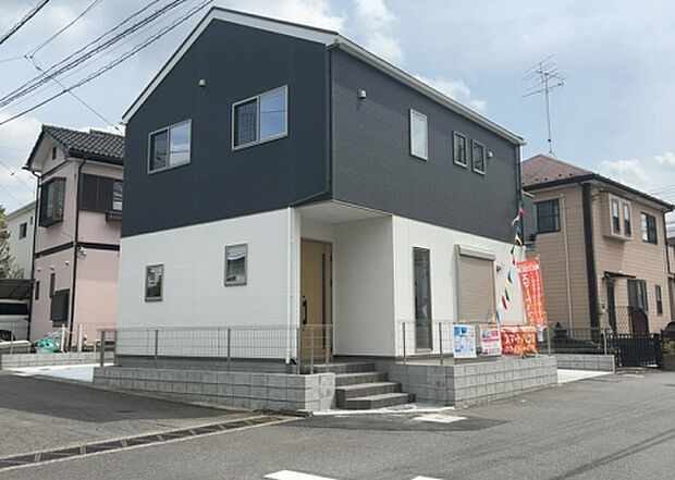 住宅用の土地では前面道路に2m以上接していなければならないと法律で定められています。しかし、お持ちの車のサイズやライフスタイルなどにより、2mでは利便が悪い場合もございますので、事前に確認しましょう。