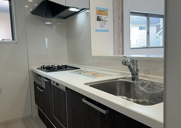 標準的なシステムキッチンの横幅は、165cm～300cm程度です。2100・2400・2550・2700などミリ単位で表記されます。普段どのように料理をするのかを想定しながら合ったサイズを選びましょう