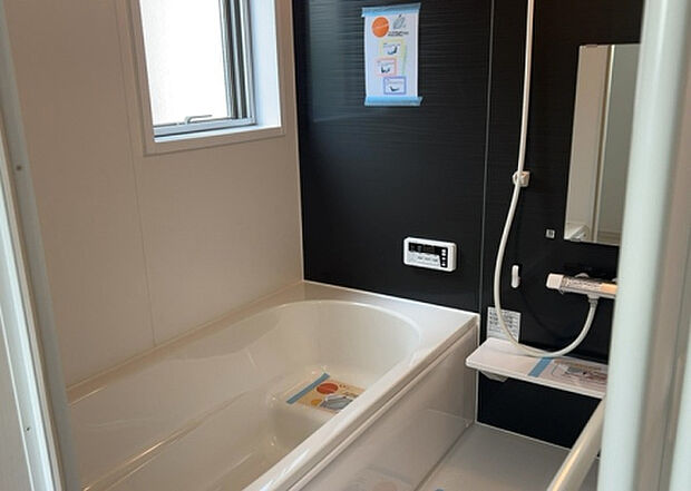 入浴時の快適さも大事なことですが、綺麗な状態を維持できなければ気持ちよく入浴できません。毎日の掃除が楽という点は大事なポイントになります！カビが生えにくく掃除がしやすい、壁や浴槽を選ぶといいでしょう。