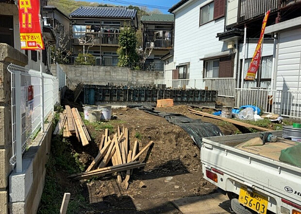 現地をご見学に行く際は、道路の幅や周辺の交通量、施設などをご確認頂くことをおすすめします！ある程度イメージをつけたいという場合は、同売主の施工事例や完成パースもお見せします。