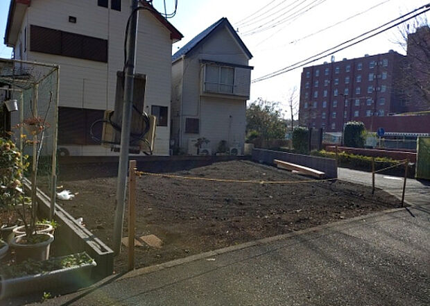 住宅用の土地では前面道路に2m以上接していなければならないと法律で定められています。しかし、お持ちの車のサイズやライフスタイルなどにより、2mでは利便が悪い場合もございますので、事前に確認しましょう。