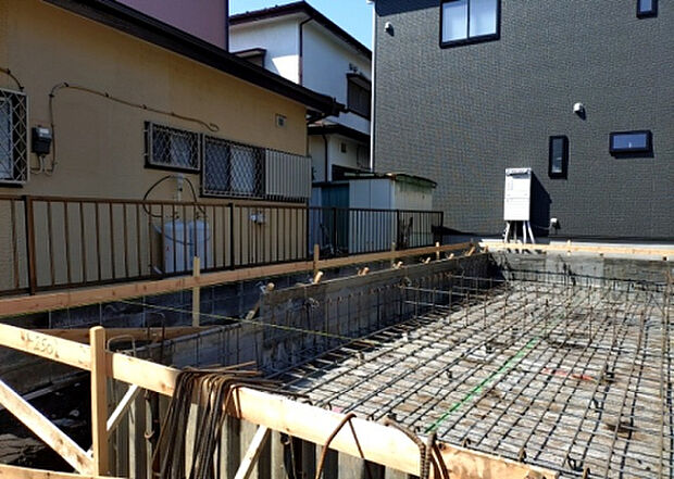 木造住宅とは土台、壁、柱など建築物の強度を支える構造体の材に木が使用されている構造を指します。構造体は建物の自重を支えるだけではなく風圧や水圧、積裁荷重などあらゆる衝撃に耐えるための基礎です。