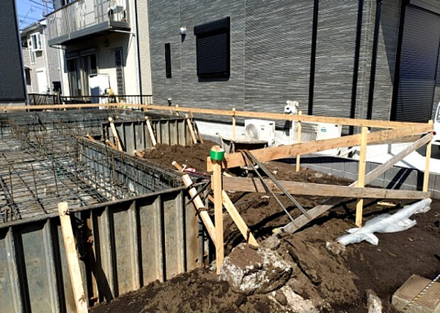 車一台あたりに必要なスペースは、標準サイズの普通自動車で横幅2m50cm、長さ5mは必要になります。ただし、乗降のことも考慮して横幅3m30cm、長さ5m50cmほどは確保できるところを選びましょう。