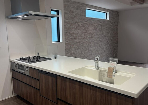 標準的なシステムキッチンの横幅は、165cm~300cm程度です。2100・2400・2550・2700などミリ単位で表記されます。普段どのように料理をするのかを想定しながら合ったサイズを選びましょう