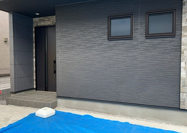 木造住宅とは土台、壁、柱など建築物の強度を支える構造体の材に木が使用されている構造を指します。構造体は建物の自重を支えるだけではなく風圧や水圧、積裁荷重などあらゆる衝撃に耐えるための基礎です。