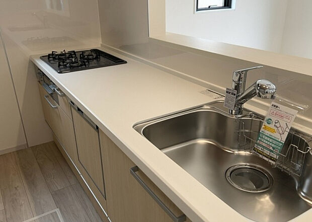 標準的なシステムキッチンの横幅は、165cm～300cm程度です。2100・2400・2550・2700などミリ単位で表記されます。普段どのように料理をするのかを想定しながら合ったサイズを選びましょう