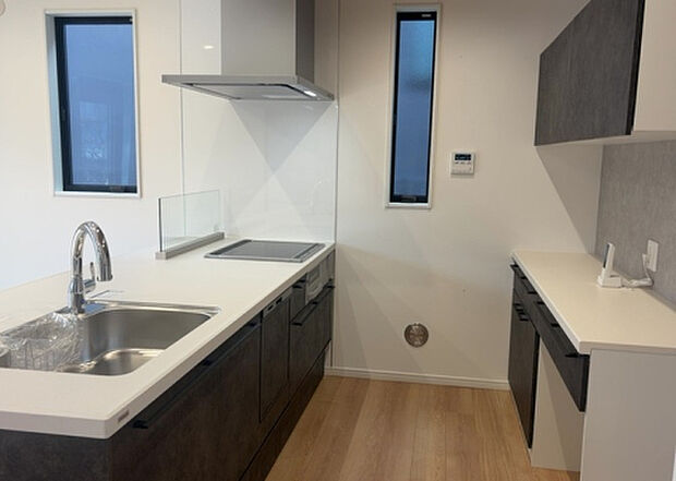 標準的なシステムキッチンの横幅は、165cm~300cm程度です。2100・2400・2550・2700などミリ単位で表記されます。普段どのように料理をするのかを想定しながら合ったサイズを選びましょう