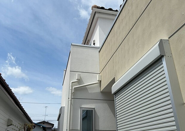 木造住宅とは土台、壁、柱など建築物の強度を支える構造体の材に木が使用されている構造を指します。構造体は建物の自重を支えるだけではなく風圧や水圧、積裁荷重などあらゆる衝撃に耐えるための基礎です。