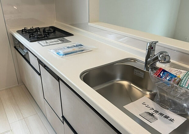 標準的なシステムキッチンの横幅は、165cm～300cm程度です。2100・2400・2550・2700などミリ単位で表記されます。普段どのように料理をするのかを想定しながら合ったサイズを選びましょう