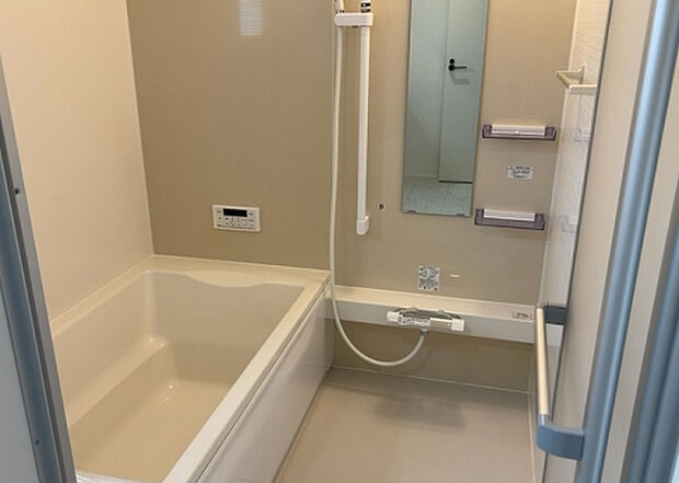 入浴時の快適さも大事なことですが、綺麗な状態を維持できなければ気持ちよく入浴できません。毎日の掃除が楽という点は大事なポイントになります！カビが生えにくく掃除がしやすい、壁や浴槽を選ぶといいでしょう。