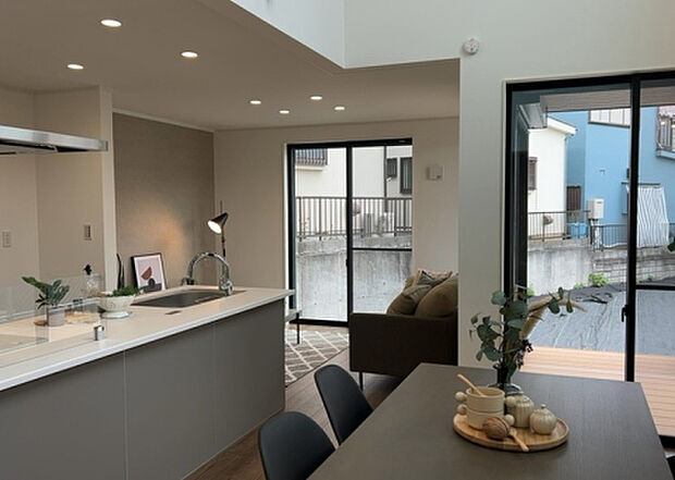 リビングの間取りの種類は大きくわけてリビングとダイニングが別になっているタイプ、リビングダイニング一体型です。どちらも一長一短ですので、家を選ぶ時はその両面をチェックして決めるようにしましょう。