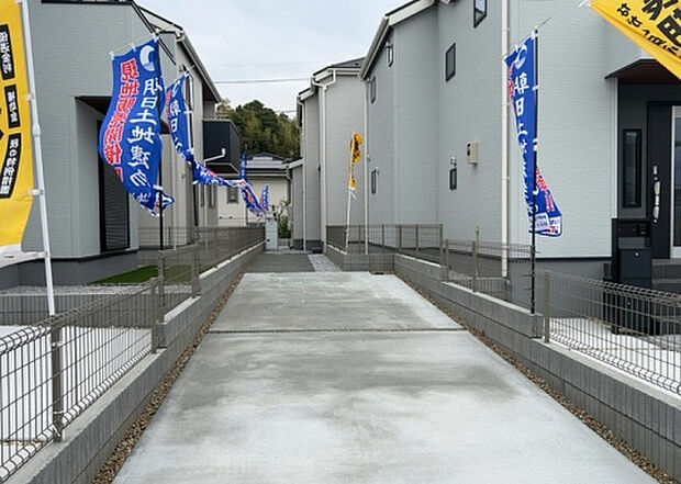 住宅用の土地では前面道路に2m以上接していなければならないと法律で定められています。しかし、お持ちの車のサイズやライフスタイルなどにより、2mでは利便が悪い場合もございますので、事前に確認しましょう。