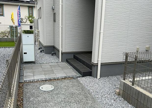 木造住宅とは土台、壁、柱など建築物の強度を支える構造体の材に木が使用されている構造を指します。構造体は建物の自重を支えるだけではなく風圧や水圧、積裁荷重などあらゆる衝撃に耐えるための基礎です。