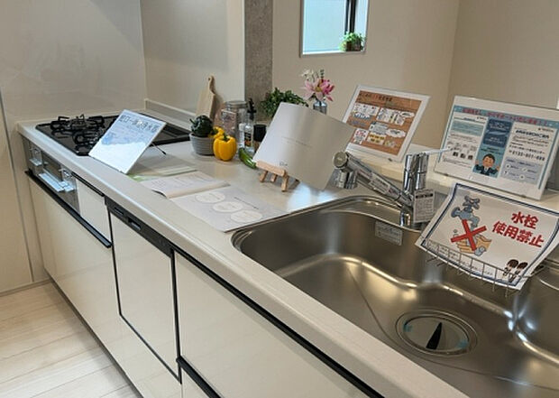 標準的なシステムキッチンの横幅は、165cm~300cm程度です。2100・2400・2550・2700などミリ単位で表記されます。普段どのように料理をするのかを想定しながら合ったサイズを選びましょう