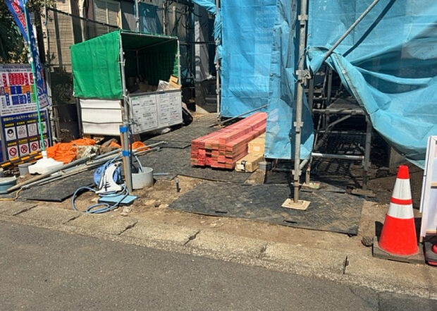 車一台あたりに必要なスペースは、標準サイズの普通自動車で横幅2m50cm、長さ5mは必要になります。ただし、乗降のことも考慮して横幅3m30cm、長さ5m50cmほどは確保できるところを選びましょう。