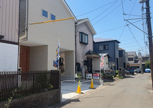 住宅用の土地では前面道路に2m以上接していなければならないと法律で定められています。しかし、お持ちの車のサイズやライフスタイルなどにより、2mでは利便が悪い場合もございますので、事前に確認しましょう。