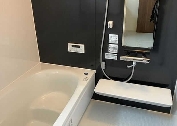 入浴時の快適さも大事なことですが、綺麗な状態を維持できなければ気持ちよく入浴できません。毎日の掃除が楽という点は大事なポイントになります！カビが生えにくく掃除がしやすい、壁や浴槽を選ぶといいでしょう。