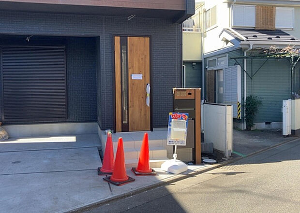 木造住宅とは土台、壁、柱など建築物の強度を支える構造体の材に木が使用されている構造を指します。構造体は建物の自重を支えるだけではなく風圧や水圧、積裁荷重などあらゆる衝撃に耐えるための基礎です。