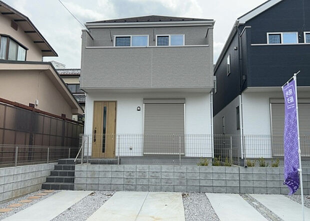 住宅用の土地では前面道路に2m以上接していなければならないと法律で定められています。しかし、お持ちの車のサイズやライフスタイルなどにより、2mでは利便が悪い場合もございますので、事前に確認しましょう。