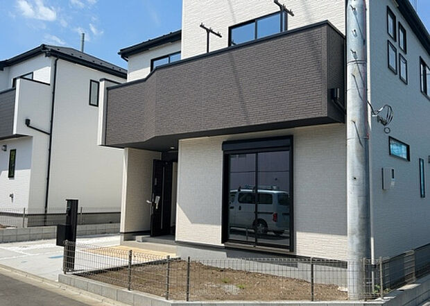 住宅用の土地では前面道路に2m以上接していなければならないと法律で定められています。しかし、お持ちの車のサイズやライフスタイルなどにより、2mでは利便が悪い場合もございますので、事前に確認しましょう。