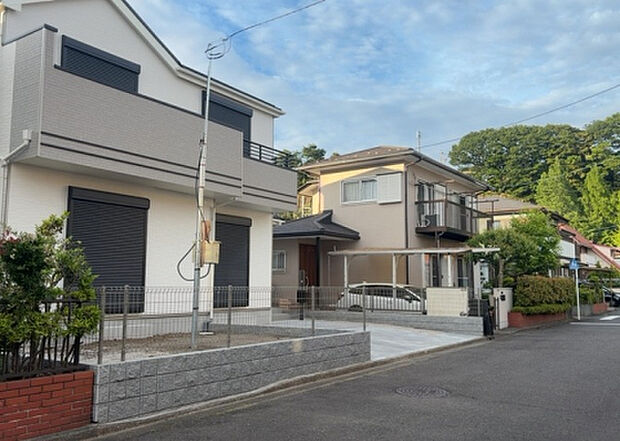 住宅用の土地では前面道路に2m以上接していなければならないと法律で定められています。しかし、お持ちの車のサイズやライフスタイルなどにより、2mでは利便が悪い場合もございますので、事前に確認しましょう。