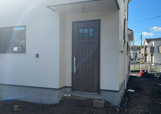 木造住宅とは土台、壁、柱など建築物の強度を支える構造体の材に木が使用されている構造を指します。構造体は建物の自重を支えるだけではなく風圧や水圧、積裁荷重などあらゆる衝撃に耐えるための基礎です。