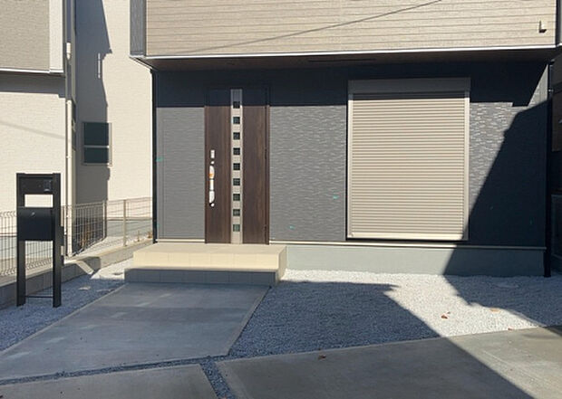 木造住宅とは土台、壁、柱など建築物の強度を支える構造体の材に木が使用されている構造を指します。構造体は建物の自重を支えるだけではなく風圧や水圧、積裁荷重などあらゆる衝撃に耐えるための基礎です。