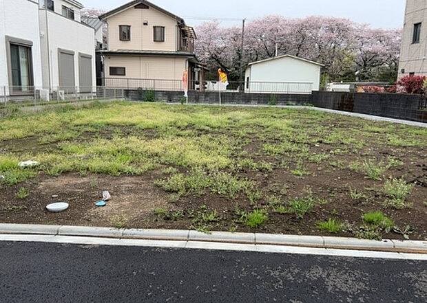 住宅用の土地では前面道路に2m以上接していなければならないと法律で定められています。しかし、お持ちの車のサイズやライフスタイルなどにより、2mでは利便が悪い場合もございますので、事前に確認しましょう。