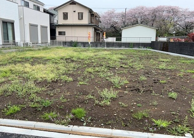 車一台あたりに必要なスペースは、標準サイズの普通自動車で横幅2m50cm、長さ5mは必要になります。ただし、乗降のことも考慮して横幅3m30cm、長さ5m50cmほどは確保できるところを選びましょう。