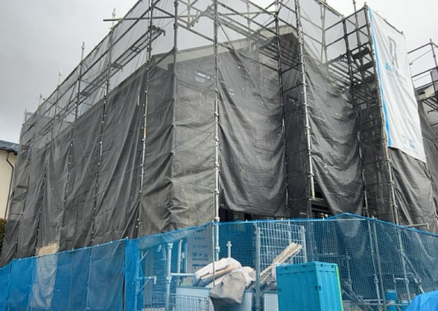 木造住宅とは土台、壁、柱など建築物の強度を支える構造体の材に木が使用されている構造を指します。構造体は建物の自重を支えるだけではなく風圧や水圧、積裁荷重などあらゆる衝撃に耐えるための基礎です。