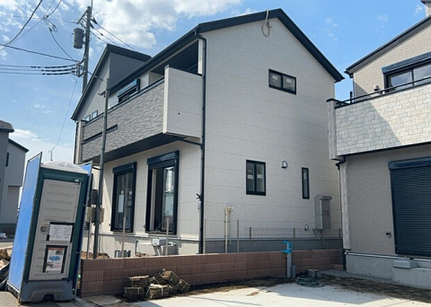 住宅用の土地では前面道路に2m以上接していなければならないと法律で定められています。しかし、お持ちの車のサイズやライフスタイルなどにより、2mでは利便が悪い場合もございますので、事前に確認しましょう。