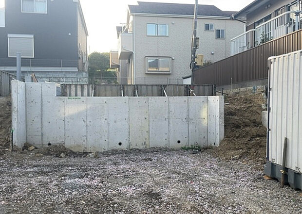 現地をご見学に行く際は、道路の幅や周辺の交通量、施設などをご確認頂くことをおすすめします!ある程度イメージをつけたいという場合は、同売主の施工事例や完成パースもお見せします。