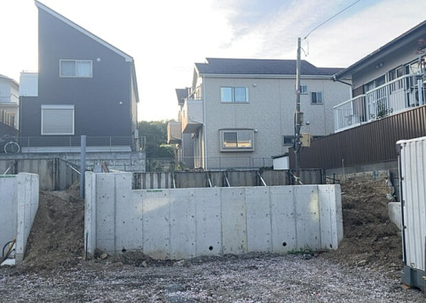 木造住宅とは土台、壁、柱など建築物の強度を支える構造体の材に木が使用されている構造を指します。構造体は建物の自重を支えるだけではなく風圧や水圧、積裁荷重などあらゆる衝撃に耐えるための基礎です。