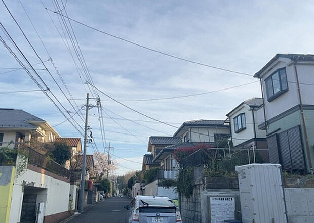 桜や紅葉の名所に出かける人は多いと思いますが、家にいながら季節の移ろいを感じる生活を送りませんか?リビングや窓から見える景色が生活を彩るワンポイントに!現地から見える景色を堪能してみては如何でしょう。